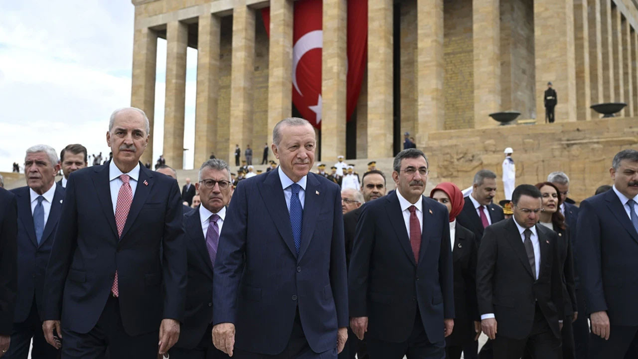 Cumhurbaşkanı Erdoğan başkanlığındaki devlet erkanı Anıtkabir'i ziyaret etti