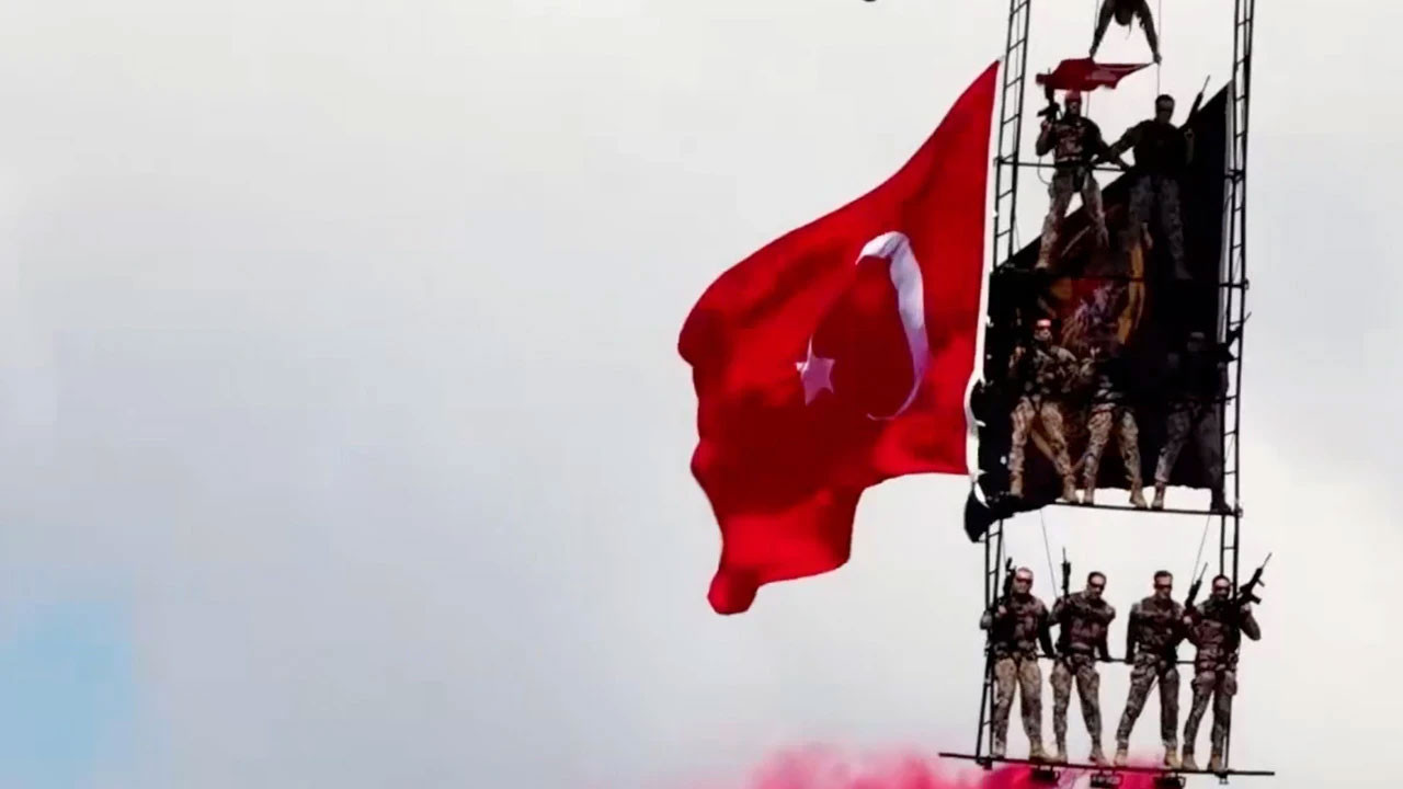 30 Ağustos İstanbul'da coşkuyla kutlandı! 15 gemi İstanbul Boğazı'ndan geçti