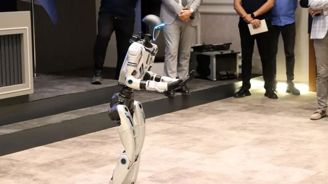 Bir aydır eğitiliyordu! İnsan görünümlü robot belediyede işe başladı