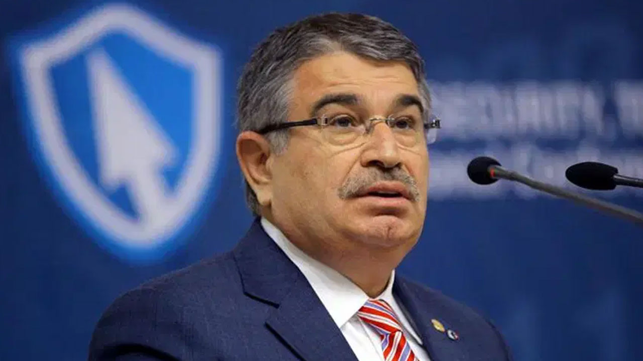 Eski bakana yurt dışına çıkış yasağı! 'Çakarlı' aracı bin liraya kiraya vermiş