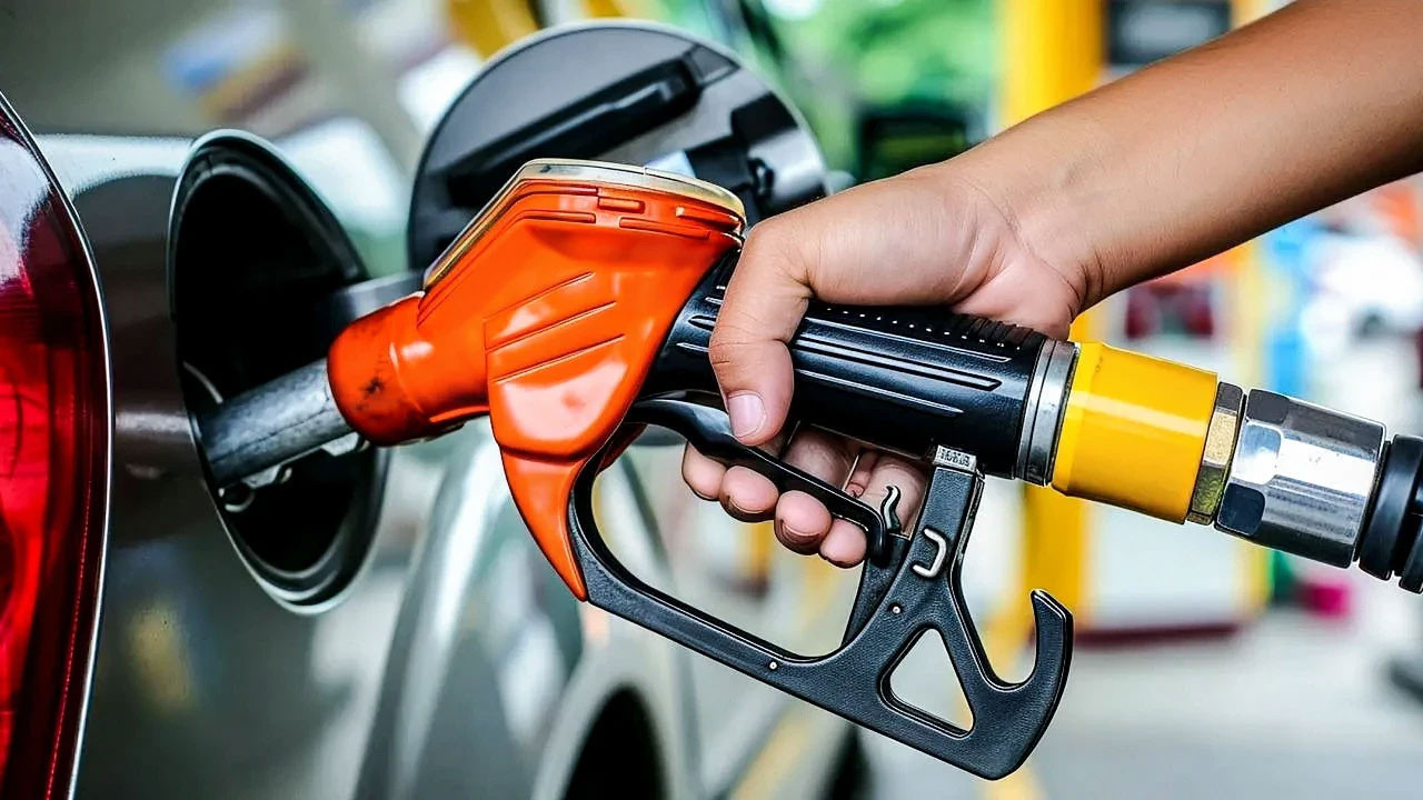 Benzine 2,47 TL ve motorine 7,76 TL zam geliyor