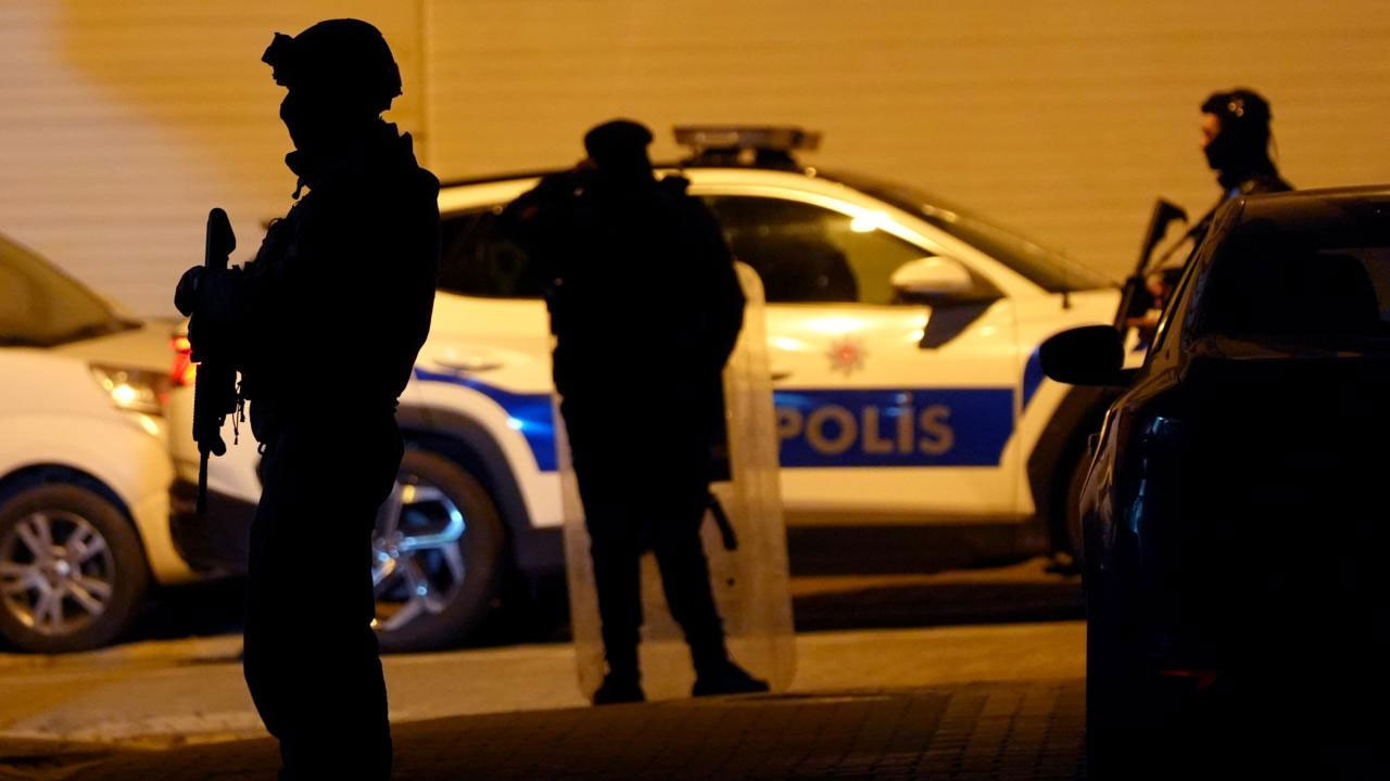 Esenyurt'ta korsan denetiminde polise ateş açıldı: 1 polis memuru şehit oldu
