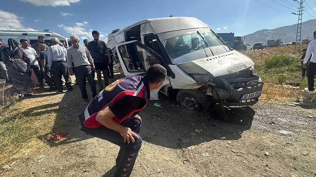 Hakkari’de düğüne giden minibüs kaza yaptı! 20 yaşındaki genç kadın öldü