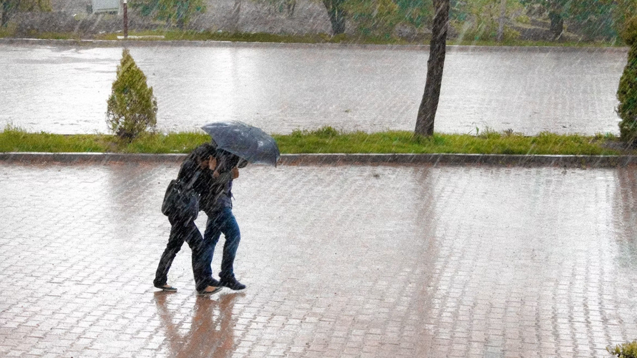 Meteoroloji'den 3 il için kırmızı kodlu uyarı: Sağanak, dolu ve fırtına bir arada!