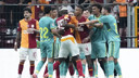 Galatasaray-Villarreal maçında olay! Osimhen'i 5 kişi zor tuttu