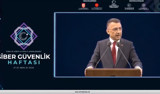 Cumhurbaşkanı Yardımcısı Fuat Oktay Milli Siber Güvenlik Zirvesi'nde konuşma yaparken fenalaştı