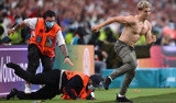 EURO 2020 finalinde sahaya atlayan taraftarı güvenlik görevlileri güçlükle yakaladı