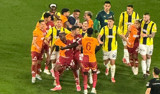 Fenerbahçe-Galatasaray derbisinde kavga çıktı: 4 kırmızı kart, polis sahada!