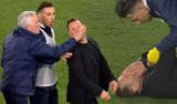 Jose Mourinho maç sonunda Okan Buruk'un burnunu sıktı! Okan Buruk yerde kaldı...