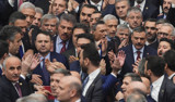 Meclis'te yemin kavgası: CHP'li vekiller k&uuml;rs&uuml;y&uuml; işgal etmek istedi bakanlar gecikmeli yemin etti