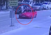 Bolu'da 7 yaşındaki çocuğa otomobil çarptı! İşte o anlar