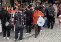 Eskişehirli esnaftan müşteri çekme taktiği! Her gün 20 kilo ikram dağıtıyor