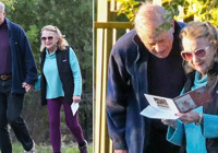 Tanıştıklarında kendisi 21, karısı 39 yaşındaydı... Herkes genç sevgili peşinde koşarken ünlü oyuncu 18 yaş büyük aşkıyla mutluluğu seçti