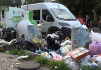 İstanbul'daki ilçe belediyesinde işçiler iş bıraktı, sokaklarda çöp yığını oluştu