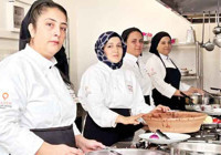 Depremzede kadınlar yemeklerini yarıştırdı