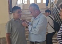 Lisedeki sosyal deneyde beklenen hareketi tek bir öğrenci sergiledi: İdare çeyrek altınla ödüllendirdi