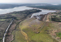 Yağışların azalmasıyla su seviyesinin düşmesiyle tarihi yapıların kalıntıları ortaya çıktı