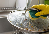 Tencere kapaklarındaki kirleri arındıran yöntem! 3 kaşık karbonat yetiyormuş