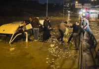 Aydın’da faciadan dönüldü! Suya gömülen minibüsteki 20 yolcu kurtarıldı