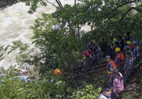 Nepal'de düğün otobüsü uçuruma yuvarlandı: Onlarca ölü ve yaralı var