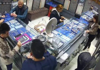 Sahte altın zinciri bozdurmak istedi o anlar kameralara yansıdı