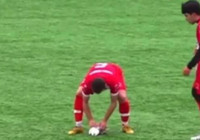 Maç esnasında top çarpan martıya kalp masajı!