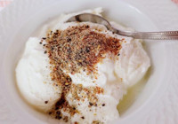 Diz ağrısı çekenler dikkat: Yoğurda 1 kaşık eklemek yeterli, kemikleri taş gibi yapıyor!