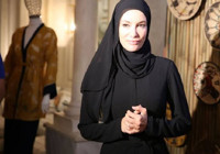 Gamze Özçelik yeni koleksiyonla moda dünyasına döndü