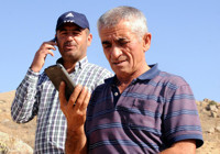 Köylüler, cep telefonu ile konuşmak için dağa çıkıyor