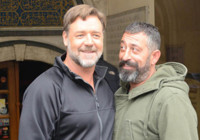 Russell Crowe’dan Cem Yılmaz’ı tebrik etti