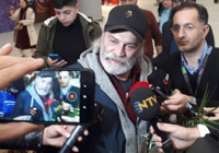 Emmy alan Haluk Bilginer İstanbul’a döndü!