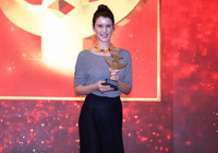 Beren Saat, 'Onur Ödülü'nü İstanbul Üniversitesi öğrencilerine adadı