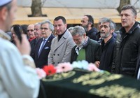 Ahmet Mekin, eşini gözyaşlarıyla son yolculuğuna uğurladı