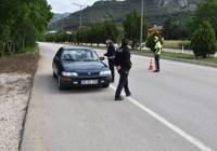 'Sahte seyahat belgesi' ile yola çıktılar, yakalandılar!
