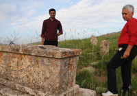 Tarihi atbaşı mezar taşları define avcılarının talanına uğradı