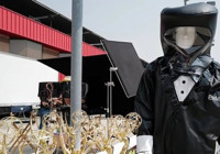 Emmy Ödülleri ödül töreninde sunucular smokin tasarımlı koruyucu kıyafet giyecek