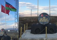 Nahçıvan sınırında Türkiye ve Azerbaycan bayrakları