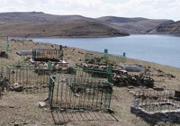 Palandöken Barajı'nın suları çekildi; mezarlar gün yüzüne çıktı