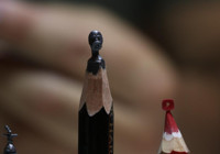 Kalem ucuna yaptığı heykellerle görenleri şaşırtıyor