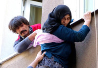 Pencerede can pazarı: Annesini son anda yakaladı