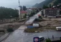 Sinop'taki selde köprünün yıkılış anı kamerada