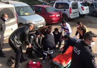 Önce önünde yürüyen genç kızı, ardından kendini bıçaklayarak öldürdü