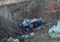 Otomobil, dere yatağına devrildi; sürücü ile eşi öldü, yeğenleri yaralı