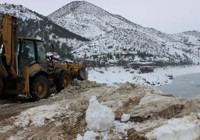 Amasya'da sokaklardaki karları toplayıp buz tutan göle taşıdılar