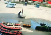 Rüzgarda tutmak istediği şemsiyeyle sürüklendiği anlar kamerada