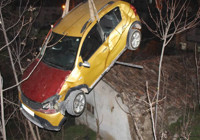 Amasya'da otomobil evin çatısına uçtu