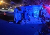 Yolun ortasındaki beton bariyere çarpan aracın sürücüsü öldü