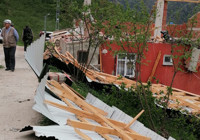 Gümüşhane’de kuvvetli rüzgar; evlerin çatısı uçtu