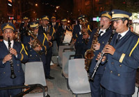 Sahura belediye bandosuyla kalkıyorlar