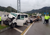 Minibüs, kamyonete çarptı: Anne-kız öldü, 6 yaralı